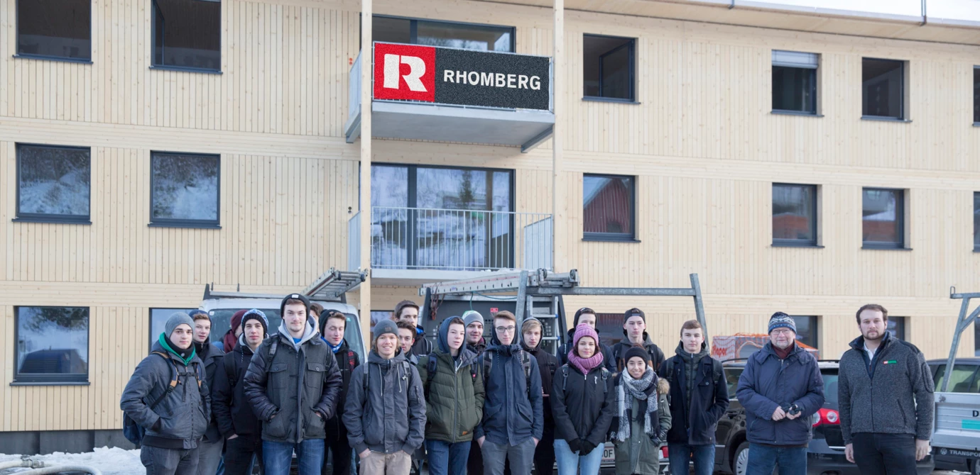 Die Schüler der 3. Klasse der HTL Rankweil besuchten mit ihrem Lehrer Andreas Postner (2. v. r.) die Baustelle vom Rhomberg-Bauleiter und ehemaligen Schüler Alexander Hilbe (ganz rechts) in der Heldenstraße, Feldkirch.